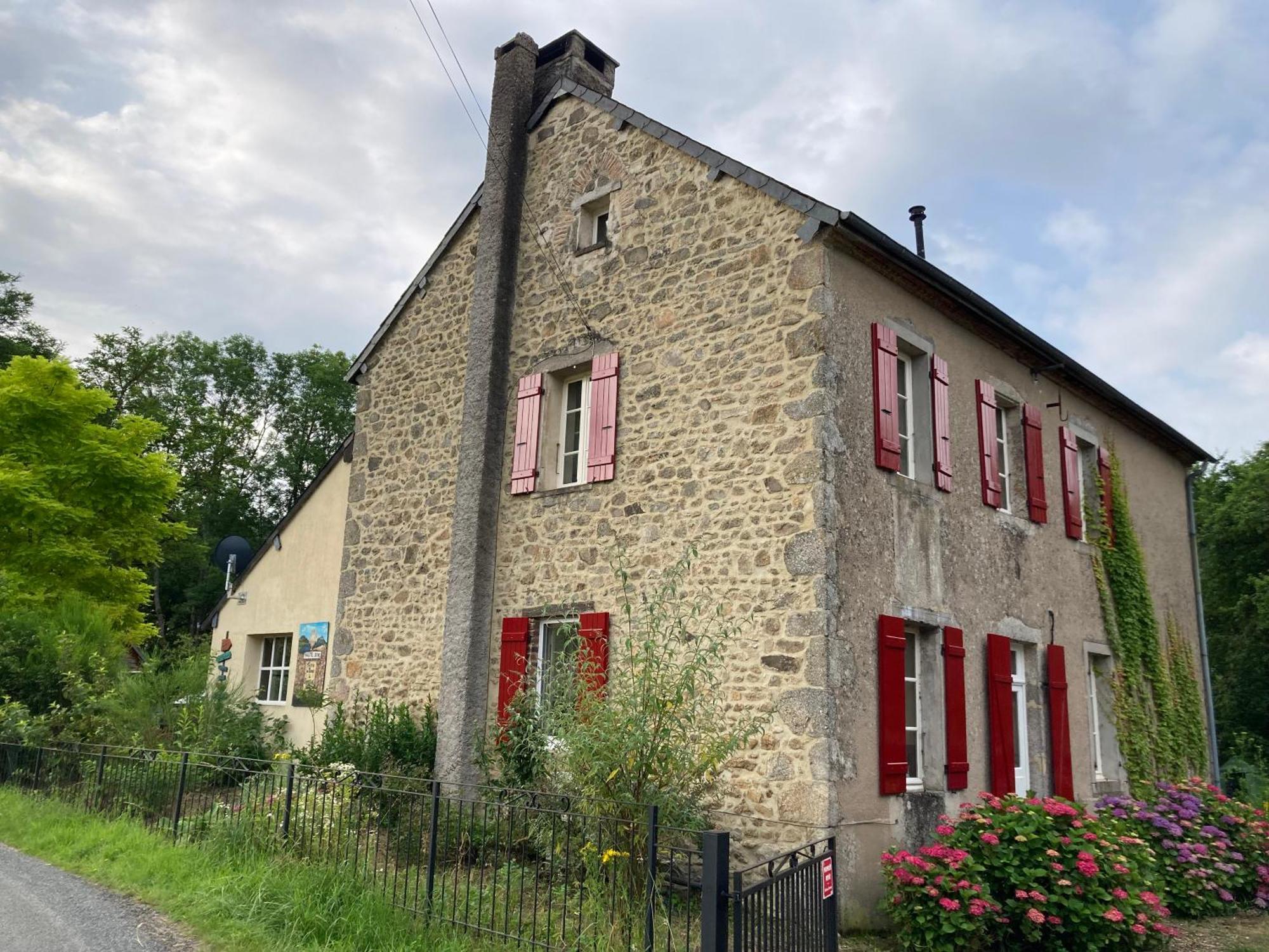 Haute Dône, een vakantiehuis met 2 slaapkamers, rust en natuur Luzy Buitenkant foto