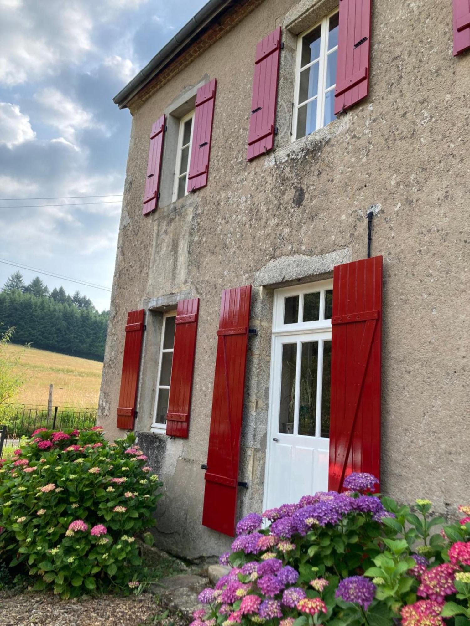 Haute Dône, een vakantiehuis met 2 slaapkamers, rust en natuur Luzy Buitenkant foto